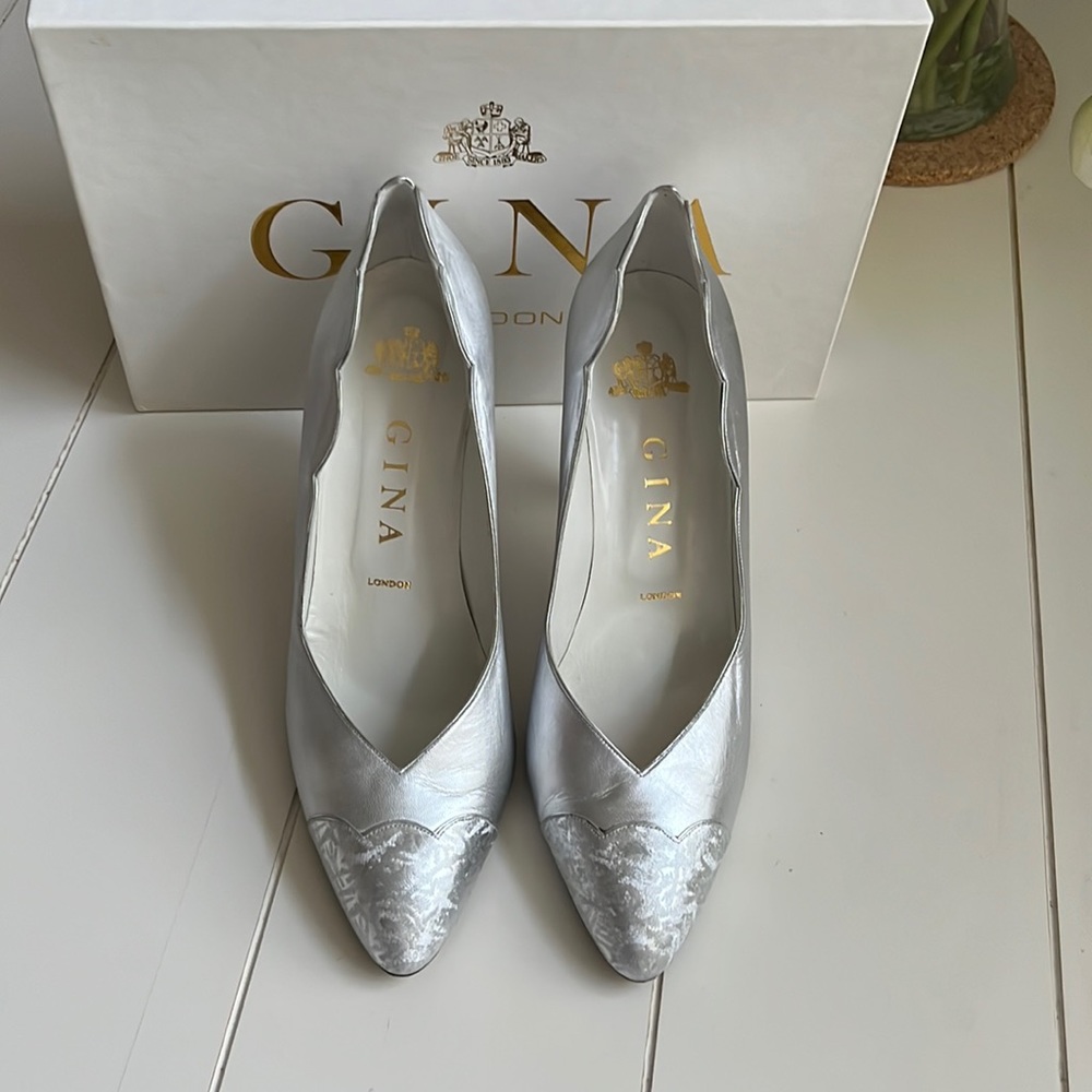 Vintage Gina London Pumps Silver with patterned toe caps, US 9